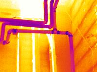 Badanie instalacji kamerą termowizyjną 2 Zła izolacja rur wody lodowej